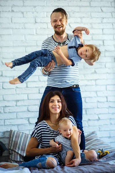 Gezin Met Kinderen Die Thuis Spelen — Stockfoto