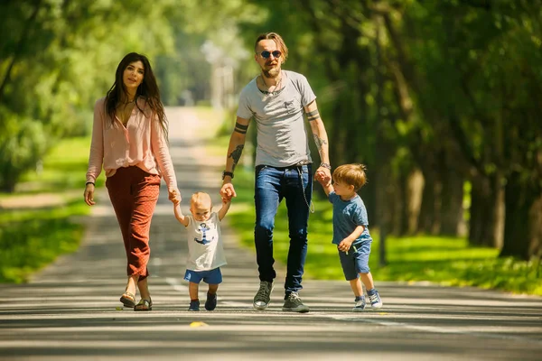 Family Children Walking Avenue — Stock Photo, Image