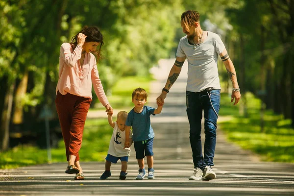 Gezin Met Kinderen Loopt Langs Laan — Stockfoto