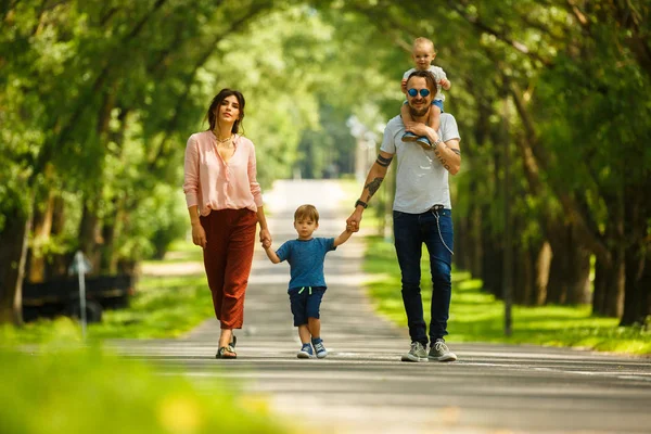 Family Children Walking Avenue — Stock Photo, Image
