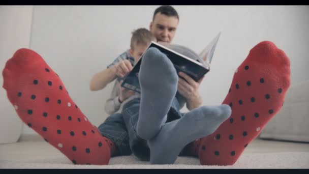 Vater Und Sohn Spielen Mit Globus Und Rakete — Stockvideo