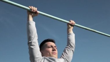 bir genç spor için bir spor yere giriyor