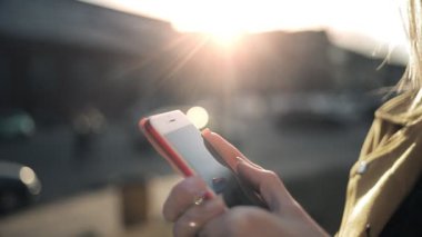 Bir kız kahve içer ve şehir etrafında yürür