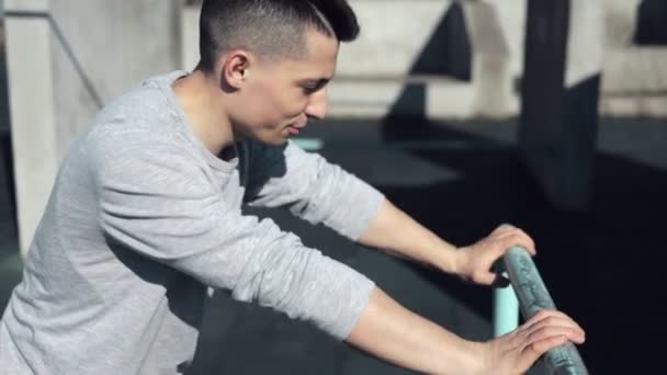 Adolescent Saut Parkour Sur Les Murs — Video