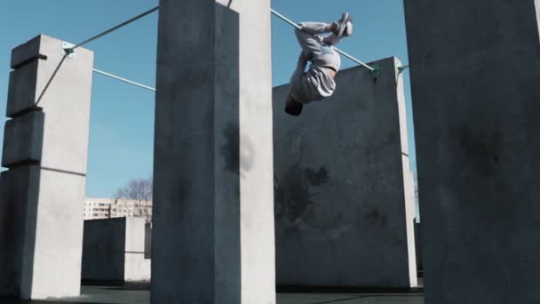 Teenager Jump Parkour Walls — Stock Video