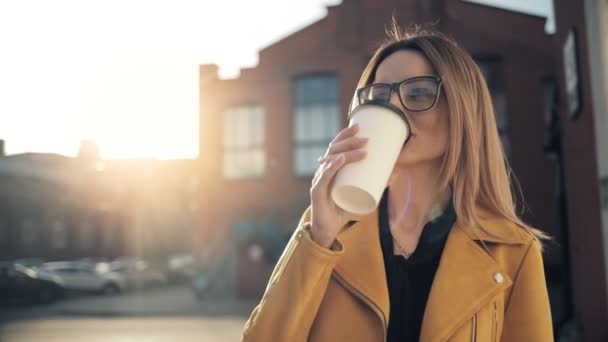 Bir Kız Kahve Içer Şehir Etrafında Yürür — Stok video
