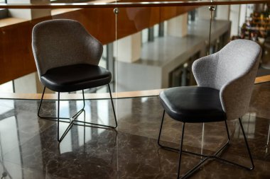 Konferans odasında koltuklar