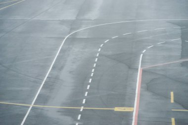 Uçak pisti ve hava yolu, uçak park yeri işaretleri.