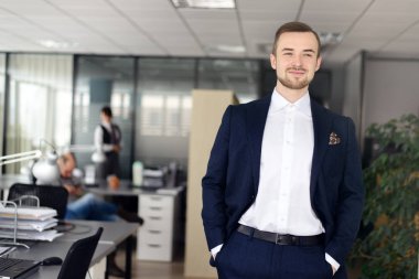 İş adamı işyerinde.