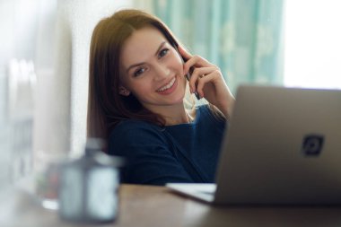 Evde bilgisayar başında çalışan kız