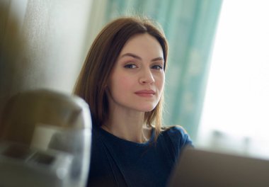 Evde bilgisayar başında çalışan kız