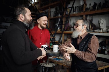 Bir aile kendi atölyesinde sanatçıların