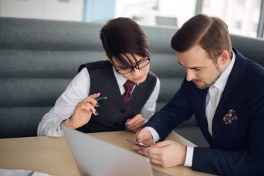 Tartışma iş ortakları proje