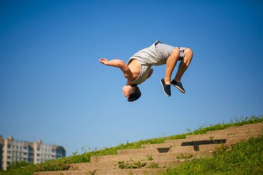 Genç parkour yaşam tarzı atlama