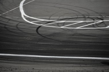 Asfalt drift yarış pisti araba sürüklenen