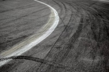 Asfalt drift yarış pisti araba sürüklenen