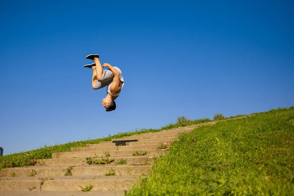 Estilo Vida Salto Parkour Adolescente — Fotografia de Stock