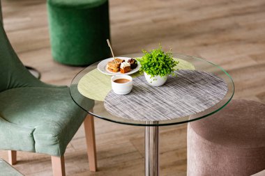 Kafedeki masada kahve ve tatlı.