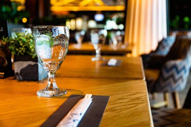 Restorandaki bir masada gözlük.