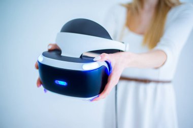 Sanal gerçeklik gözlüklü kız