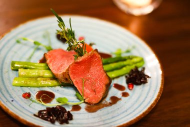 Şarap, et ve kuşkonmaz.