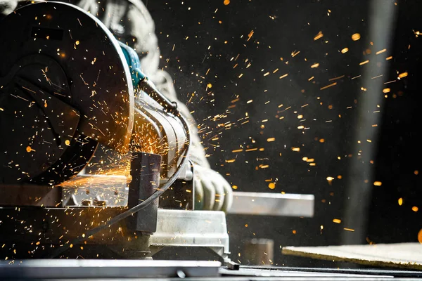 Hombre Trabaja Una Máquina Que Brilla — Foto de Stock