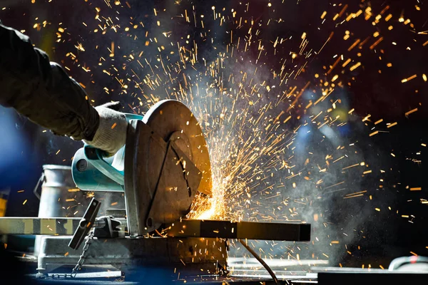 Hombre Trabaja Una Máquina Que Brilla —  Fotos de Stock