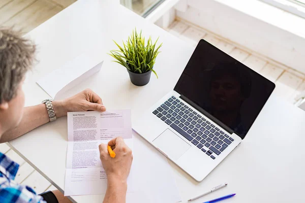 Man White Desk — Stock Photo, Image