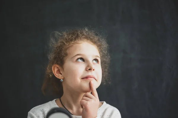 Meisje Met Een Vergrootglas — Stockfoto