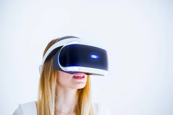 Mädchen Mit Virtual Reality Brille — Stockfoto