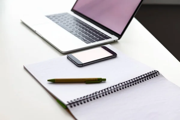 Werk Berekeningen Laptop Telefoon Het Bureau — Stockfoto