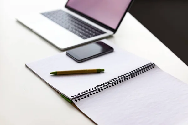 Werk Berekeningen Laptop Telefoon Het Bureau — Stockfoto