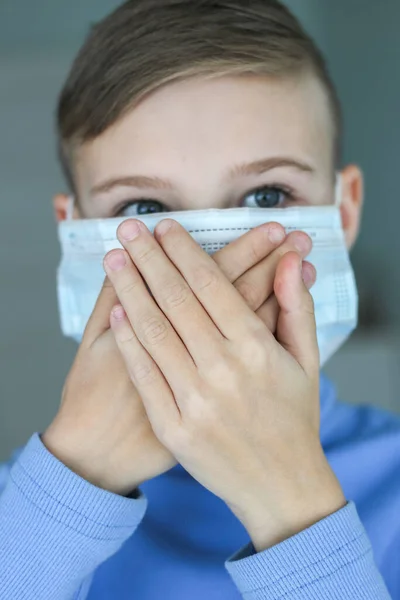 Niño Pone Una Máscara Protectora —  Fotos de Stock