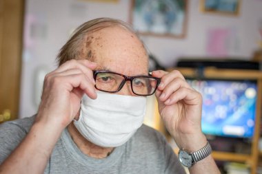 Yaşlı bir adam evde tek başına.