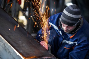 Usta öğütücü metal kıvılcımlar saçar