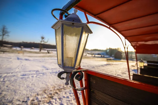 Linterna decorativa en una finca rural — Foto de Stock