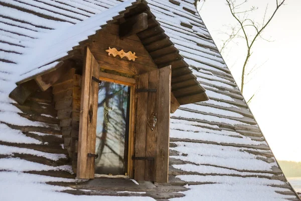 Casa de aldeia janelas e persianas — Fotografia de Stock