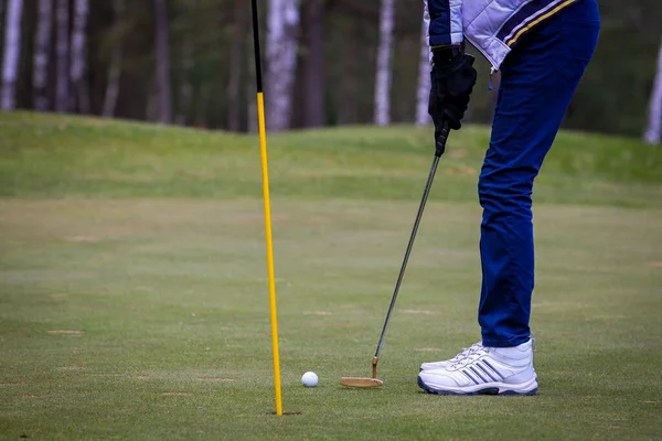 Giocare a golf buca sul verde — Foto Stock