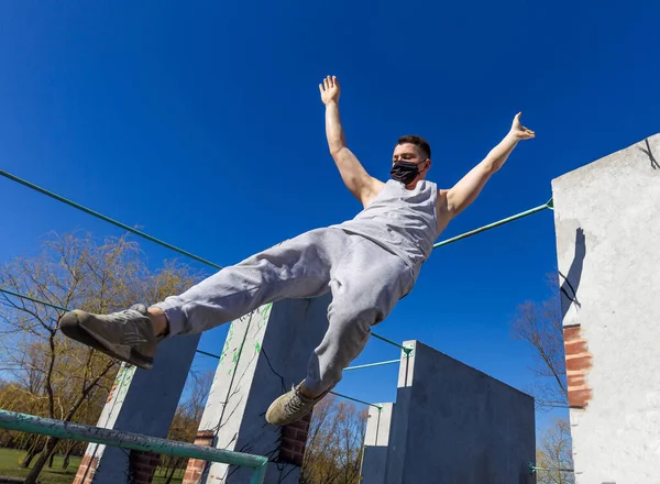 Ocupação de esporte segura um parkour — Fotografia de Stock