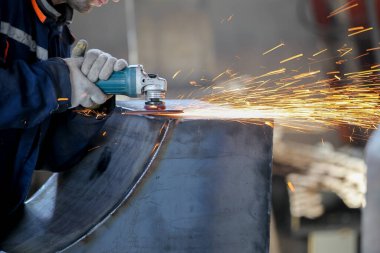 Usta öğütücü metal kıvılcımlar saçar