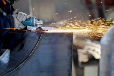 Usta öğütücü metal kıvılcımlar saçar