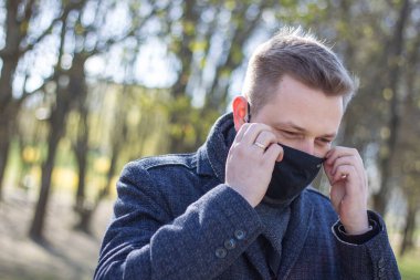 Adam yürürken maskeyi ayarlar