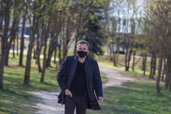公園を歩く仮面の男 — ストック写真