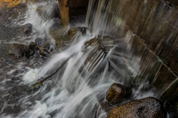 Det dekorativa vattenfallet i parken — Stockfoto