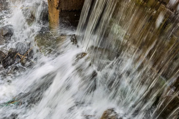 Det dekorativa vattenfallet i parken — Stockfoto