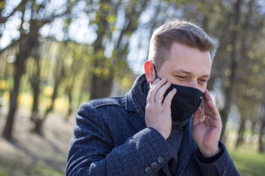 Adam yürürken maskeyi ayarlar