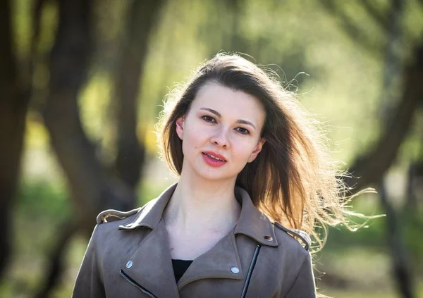 Retrato de uma menina no parque — Fotografia de Stock