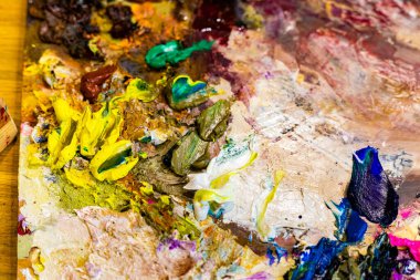 Palette stüdyo resimleri var.