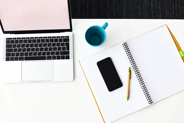 Espacio de trabajo en casa y en la oficina — Foto de Stock