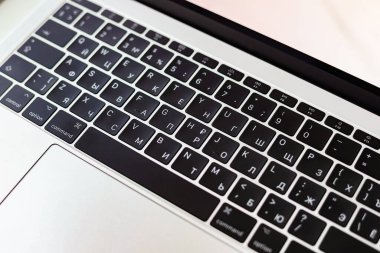 Çalışma alanı evde ve ofiste.